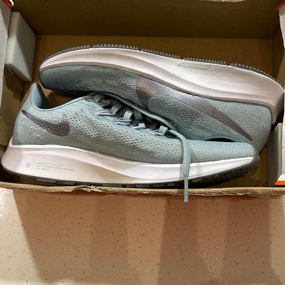 Nike Women’s 5 and a half air zoom Pegasus never worn.